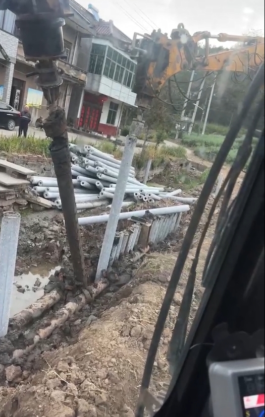 水泥仿木樁廠家泓樺錦嘉-水泥樁打樁是否需要預(yù)鉆孔？