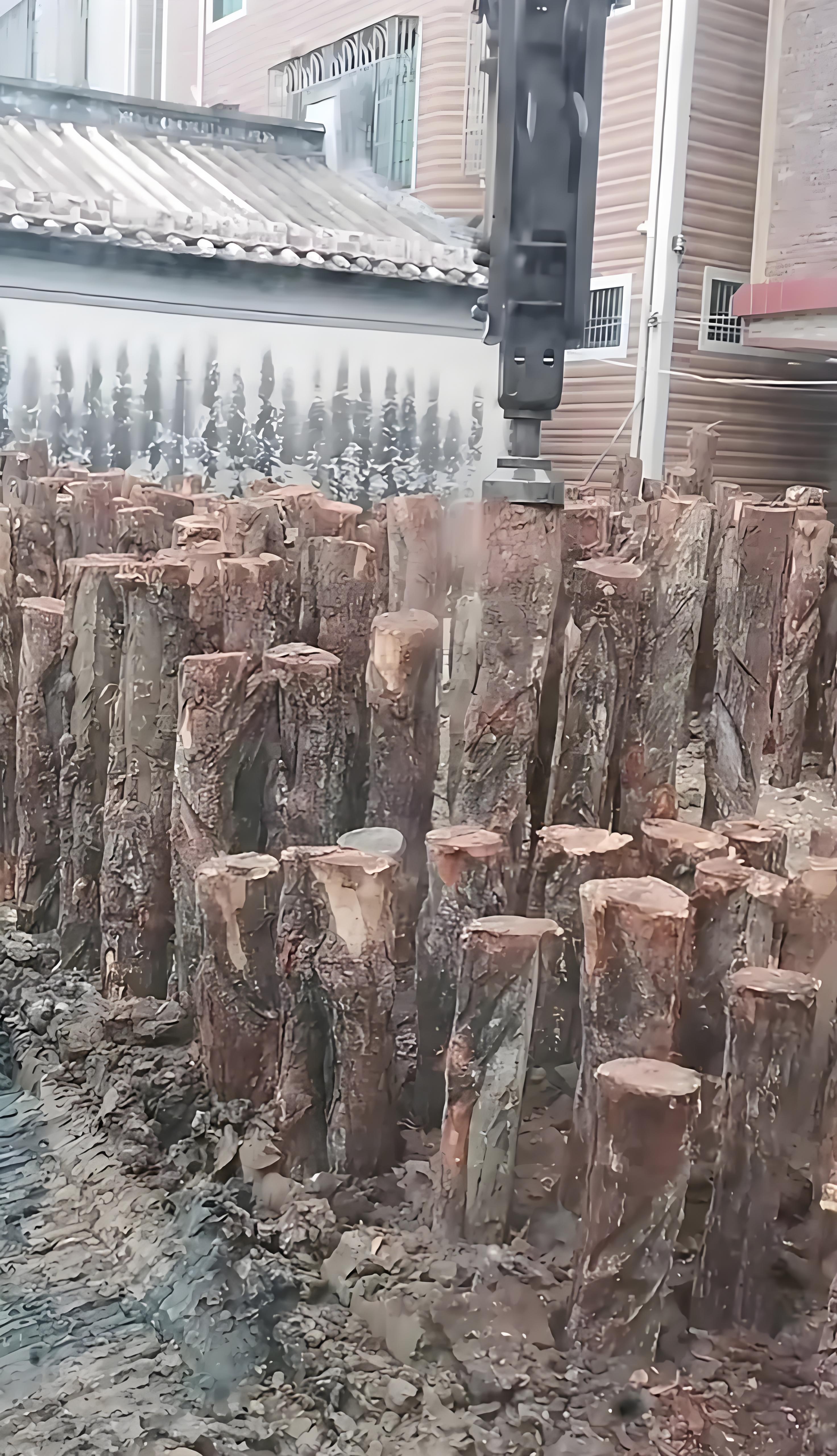 松木樁施工隊泓樺錦嘉-木頭打樁做地基原理是什么？